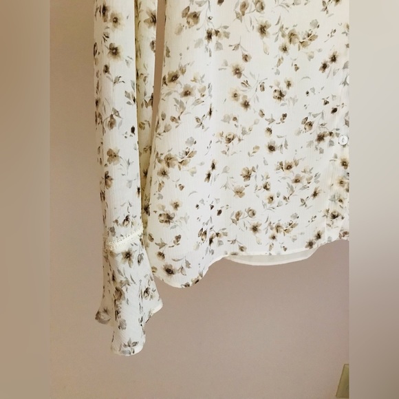 NWOT Nine & Co. Floral Button-Up Sheer Top With Bell Sleeves. Size 8 - Picture 3 of 6